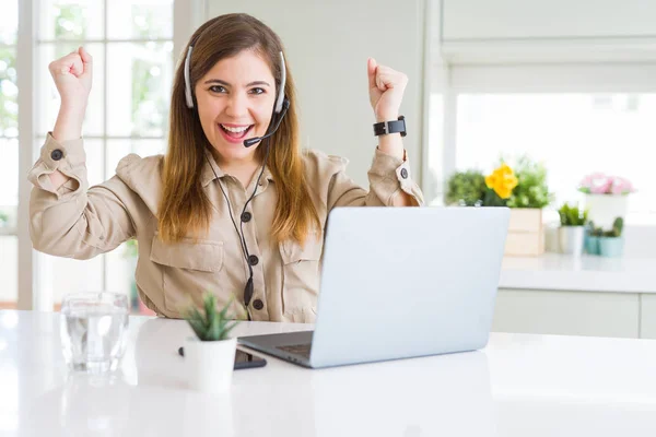 Schöne Junge Bedienerin Die Mit Laptop Und Kopfsitz Arbeitet Und — Stockfoto