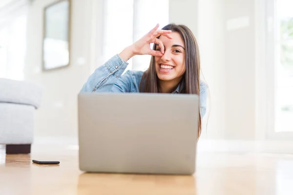 Hermosa Mujer Joven Tendida Suelo Usando Ordenador Portátil Con Cara —  Fotos de Stock