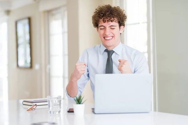 Fiatal Üzletember Dolgozik Laptop Számítógép Irodában Nagyon Boldog Izgatott Ezzel — Stock Fotó