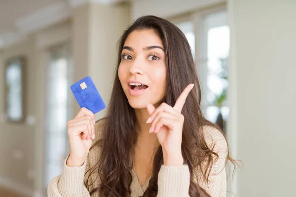Junge Frau Mit Kreditkarte Als Zahlungsmittel Überrascht Mit Einer Idee — Stockfoto