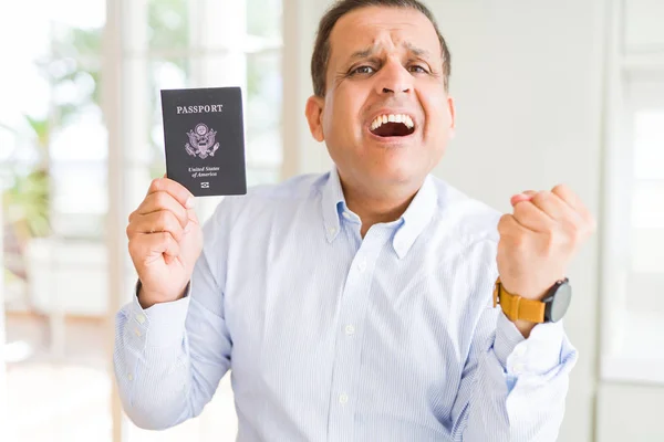 Hombre Mediana Edad Sosteniendo Pasaporte Estados Unidos Gritando Orgulloso Celebrando — Foto de Stock