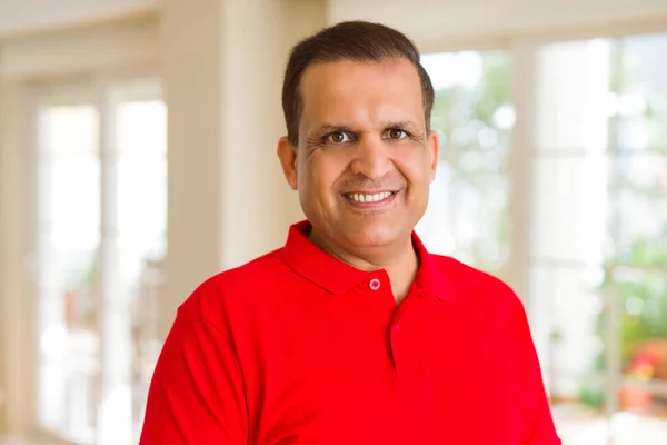 Hombre de mediana edad sonriendo confiado a la cámara en casa — Foto de Stock