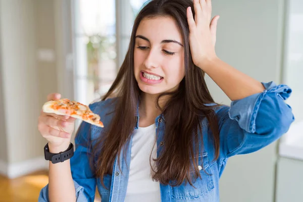 Όμορφη Νεαρή Γυναίκα Τρώει Ένα Κομμάτι Νόστιμο Πίτσα Τόνισε Χέρι — Φωτογραφία Αρχείου