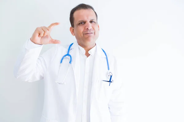 Orta Yaş Doktor Stetoskop Tıbbi Kat Beyaz Arka Plan Gülümseyen — Stok fotoğraf