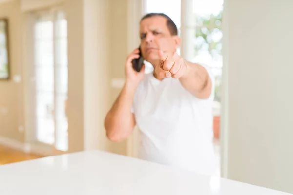 Uomo Mezza Età Chiama Utilizzando Smartphone Puntando Con Dito Alla — Foto Stock