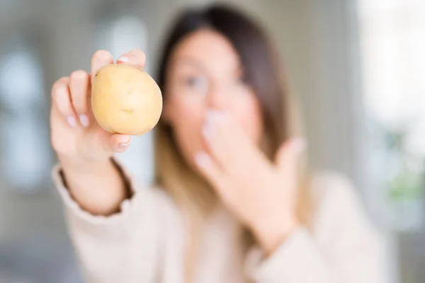 Junge Schöne Frau Die Hause Frische Kartoffeln Hält Bedeckt Mund — Stockfoto