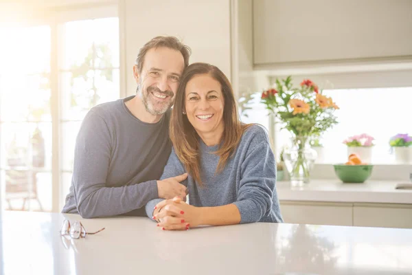 Romantische Middenleeftijd Paar Samen Thuis Zitten — Stockfoto