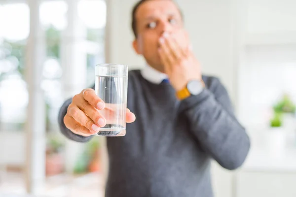 Uomo Mezza Età Che Beve Bicchiere Acqua Casa Coprire Bocca — Foto Stock