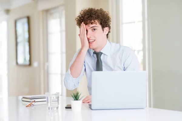 Giovane Uomo Affari Che Lavora Con Computer Portatile Ufficio Che — Foto Stock