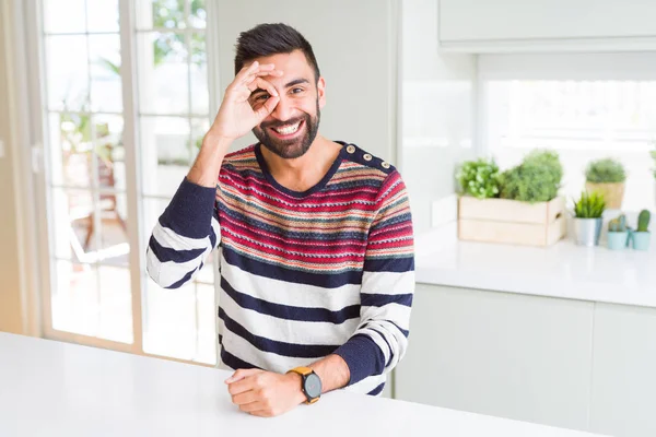 Bello Ispanico Uomo Indossa Maglione Righe Casa Facendo Gesto Con — Foto Stock