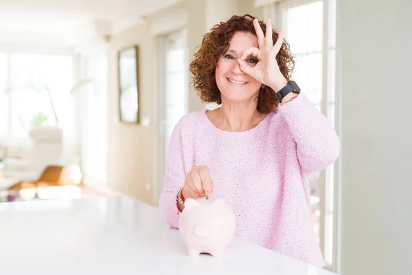 Senior Vrouw Geld Zetten Een Munt Binnen Piggy Bank Met — Stockfoto