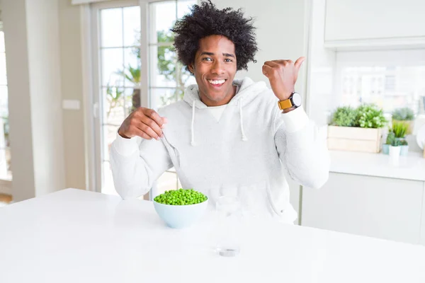 Afroamerické Muže Jíst Čerstvý Zelený Hrášek Doma Ukazoval Zobrazení Palcem — Stock fotografie