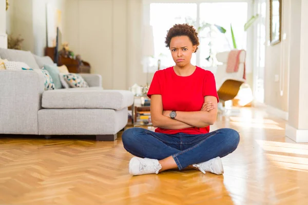 Junge Schöne Afrikanisch Amerikanische Frau Die Hause Skeptisch Und Nervös — Stockfoto