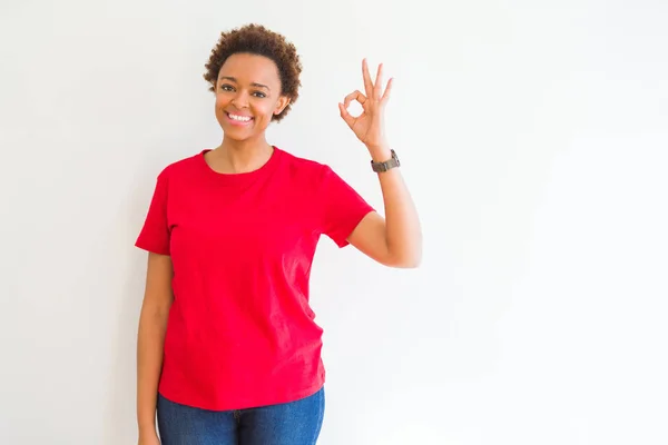 Jovem Bela Mulher Afro Americana Sobre Fundo Branco Sorrindo Positivo — Fotografia de Stock