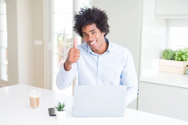 アフリカ系アメリカ人ビジネスの男性作業 の標識をやって笑顔で幸せのラップトップを使用して優秀な兆候の指で親指 — ストック写真