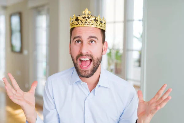 Bonito Homem Negócios Usando Coroa Dourada Como Rei Príncipe Louco — Fotografia de Stock