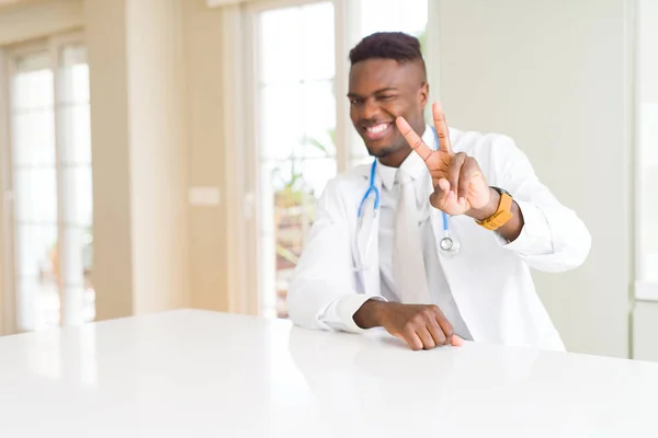 Африканский Врач Американец Клинике Улыбается Глядя Камеру Показывая Пальцы Делающие — стоковое фото