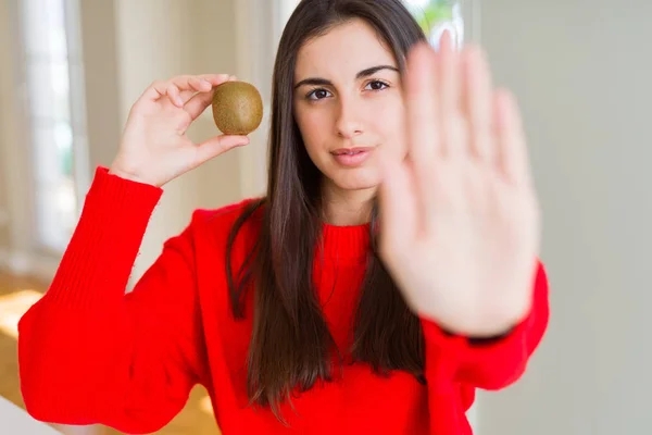 Hermosa Mujer Joven Comiendo Kiwi Verde Fresco Con Mano Abierta — Foto de Stock