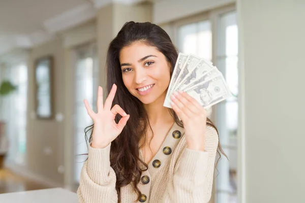 Молода Жінка Тримає Банкноти Доларів Роблячи Знак Пальцями Відмінний Символ — стокове фото