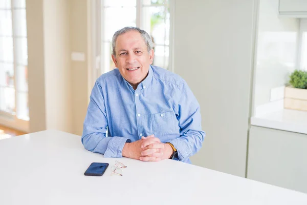 Hombre Mayor Guapo Sonriendo Confiado — Foto de Stock