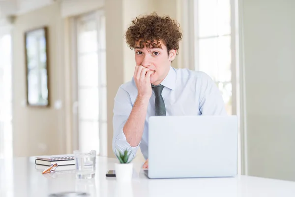 Giovane Uomo Affari Che Lavora Con Computer Portatile Ufficio Cercando — Foto Stock