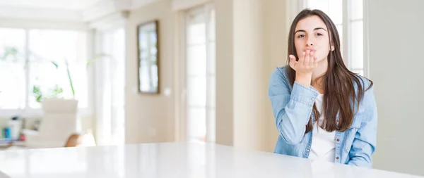 Weitwinkelbild Der Schönen Jungen Frau Die Hause Auf Einem Weißen — Stockfoto