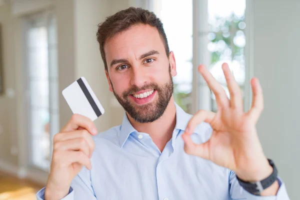 Όμορφος Επιχείρηση Άνθρωπος Κρατάει Πιστωτική Κάρτα Κάνει Εντάξει Πινακίδα Δάχτυλα — Φωτογραφία Αρχείου