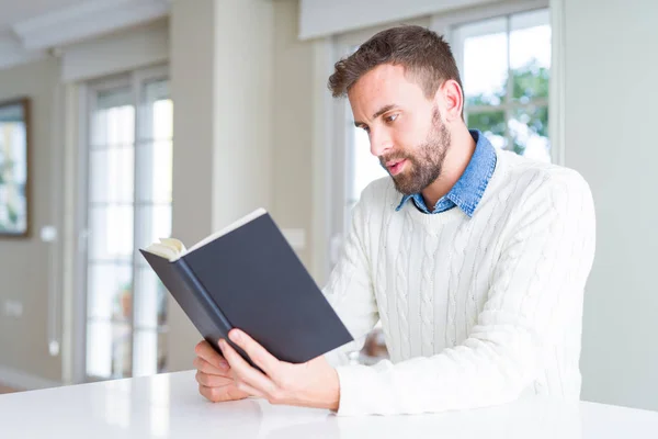 Schöner Mann Liest Hause Ein Buch — Stockfoto