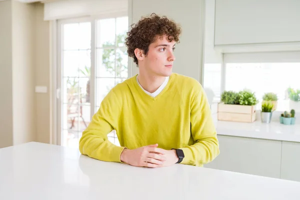 잘생긴 집에서 노란색 스웨터를 자신감 미소와 스러운 프로필 측면을 — 스톡 사진