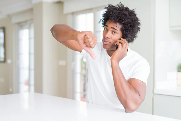 Africká Americká Obchodní Muž Mluví Telefonu Naštvaný Obličej Záporné Znaménko — Stock fotografie