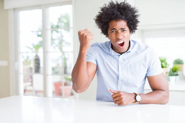 アフリカ系アメリカ人ビジネスの人怒っている 怒ってイライラして怒りで叫びながら激怒の拳を上げます 怒りと攻撃的な概念 — ストック写真