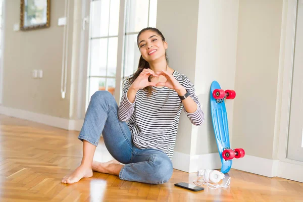 Junge Frau Die Mit Skateboard Und Kopfhörern Auf Dem Boden — Stockfoto