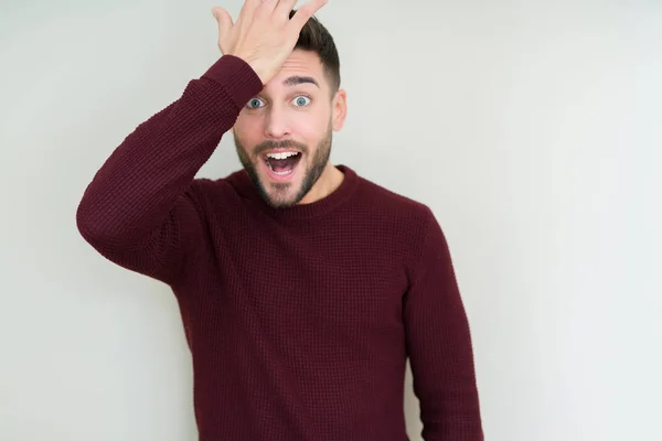 Joven Hombre Guapo Con Suéter Sobre Fondo Aislado Sorprendido Con — Foto de Stock