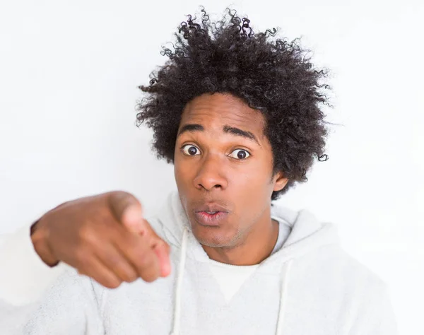 African American Człowiek Nad Biały Białym Tle Tło Wskazując Palcem — Zdjęcie stockowe