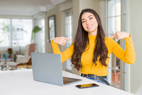 Mujer Joven Usando Computadora Portátil Buscando Confiado Con Sonrisa Cara —  Fotos de Stock