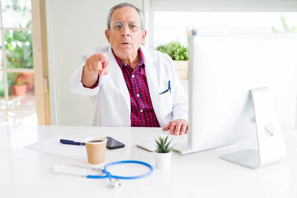 Mężczyzna Przystojny Senior Lekarz Robi Badania Pomocą Laptopa Szuka Lekarstwa — Zdjęcie stockowe
