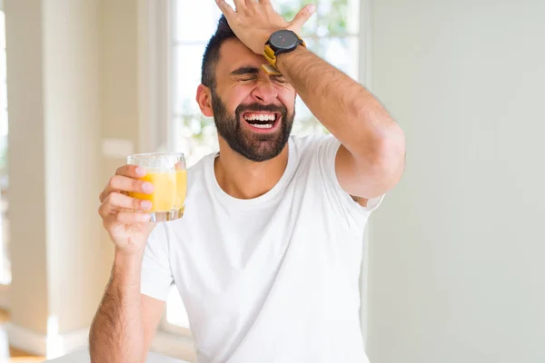 Knappe Spaanse Man Drinken Gezond Jus Orange Benadrukt Met Hand — Stockfoto