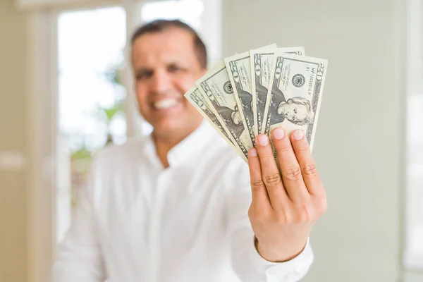 Hombre Mediana Edad Sosteniendo Montón Dólares Con Una Cara Feliz — Foto de Stock