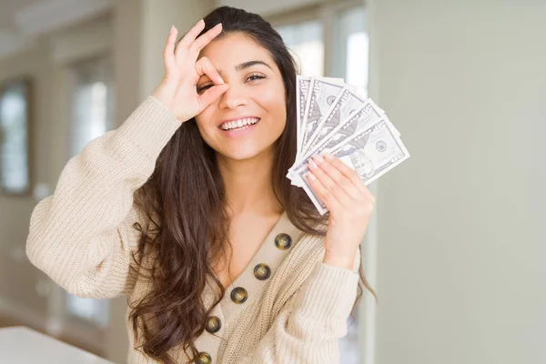 Mujer Joven Sosteniendo Billetes Dólares Con Cara Feliz Sonriendo Haciendo — Foto de Stock