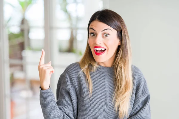 Giovane Bella Donna Che Indossa Maglione Invernale Casa Puntando Dito — Foto Stock