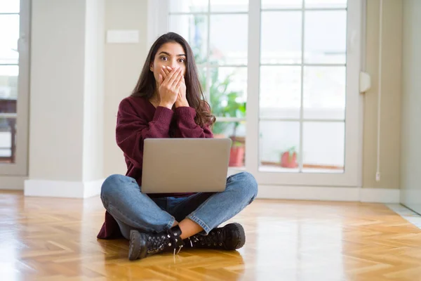 Νεαρή Γυναίκα Χρησιμοποιώντας Υπολογιστή Laptop Κάθεται Στο Πάτωμα Σοκαρισμένος Που — Φωτογραφία Αρχείου