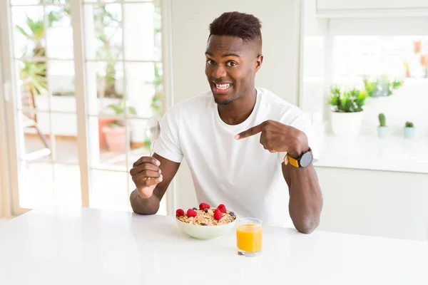 Jovem Afro Americano Comendo Café Manhã Saudável Pela Manhã Muito — Fotografia de Stock