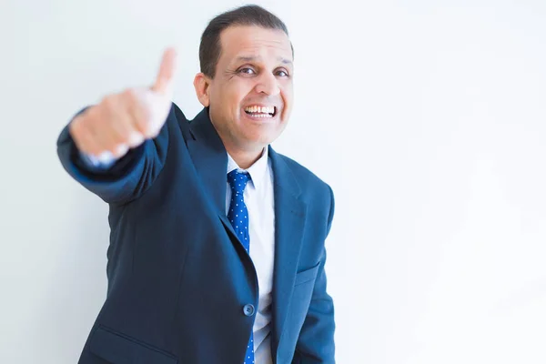 Hombre de mediana edad haciendo gesto postive con los pulgares hacia arriba sonriendo a t — Foto de Stock