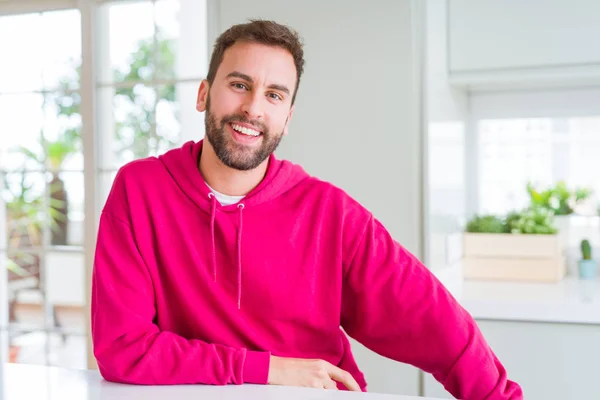 Hombre Guapo Usando Sudadera Casual Casa Sonriendo Positivo —  Fotos de Stock