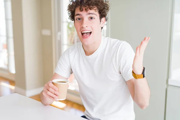 Νεαρός Άνδρας Πίνει Απομακρύνει Φλιτζάνι Καφέ Στο Σπίτι Είναι Πολύ — Φωτογραφία Αρχείου