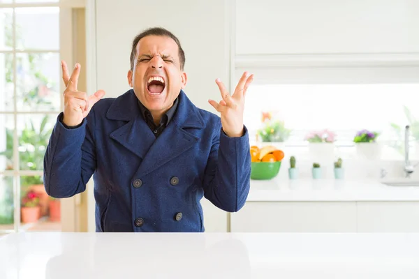 Hombre Mediana Edad Sentado Casa Celebrando Loco Loco Por Éxito —  Fotos de Stock