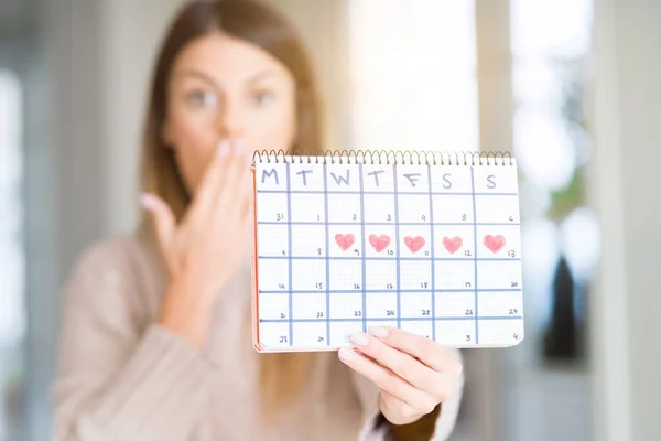 Young Beautiful Woman Holding Menstruation Calendar Home Cover Mouth Hand — Stock Photo, Image