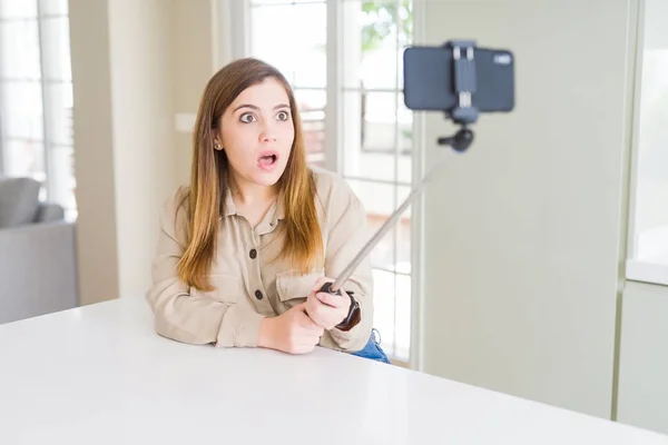 Vacker Ung Kvinna Som Tar Bild Använder Selfie Stick Rädd — Stockfoto