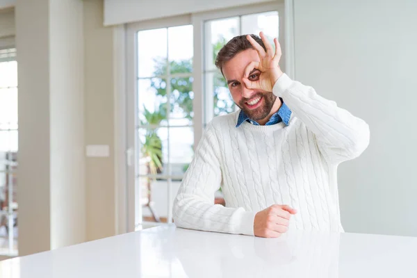 Hombre Guapo Con Suéter Casual Haciendo Buen Gesto Con Mano —  Fotos de Stock