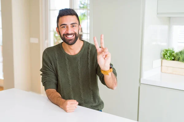 Bonito Homem Hispânico Vestindo Camisola Casual Casa Sorrindo Com Rosto — Fotografia de Stock